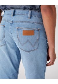 Wrangler - WRANGLER GREENSBORO MĘSKIE SPODNIE JEANSOWE JEANSY THE BRONCO W15Q84Z68 112330711