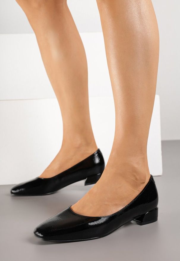 Renee - Czarne Czółenka Lakierowane Vices z Wkładką ze Skóry Naturalnej Naliorelle. Okazja: na co dzień. Kolor: czarny. Materiał: skóra, lakier. Styl: casual, elegancki