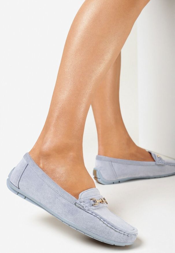 Born2be - Jasnoniebieskie Mokasyny z Imitacji Zamszu z Metalową Ozdobą Gelalline. Okazja: na spotkanie biznesowe. Kolor: niebieski. Materiał: zamsz. Wzór: aplikacja. Obcas: na obcasie. Styl: biznesowy, elegancki. Wysokość obcasa: niski