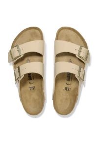 Birkenstock - BIRKENSTOCK Arizona BF Patent Sand Klapki damskie. Okazja: na co dzień, na plażę. Kolor: beżowy. Materiał: materiał. Wzór: paski. Sezon: lato. Styl: casual, elegancki #3