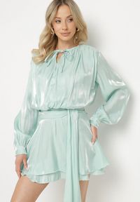 Born2be - Zielona Wiskozowa Sukienka Ozdobiona Wiązaniem i Falbanką Rallio. Okazja: na imprezę, na co dzień. Typ kołnierza: kołnierz z falbankami. Kolor: zielony. Materiał: wiskoza. Wzór: aplikacja. Typ sukienki: proste. Styl: casual, elegancki #1