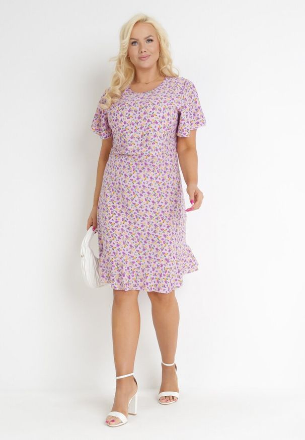 Born2be - Fioletowa Pudełkowa Sukienka w Kwiaty z Falbanką Temrance. Kolor: fioletowy. Wzór: kwiaty