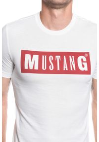 Mustang - MUSTANG TSHIRT Alex C LOGO Tee CLOUD DANCER 1009738 2020. Okazja: na co dzień, na imprezę. Materiał: bawełna, jeans, tkanina, materiał. Długość rękawa: krótki rękaw. Długość: krótkie. Wzór: nadruk. Styl: klasyczny, casual #3