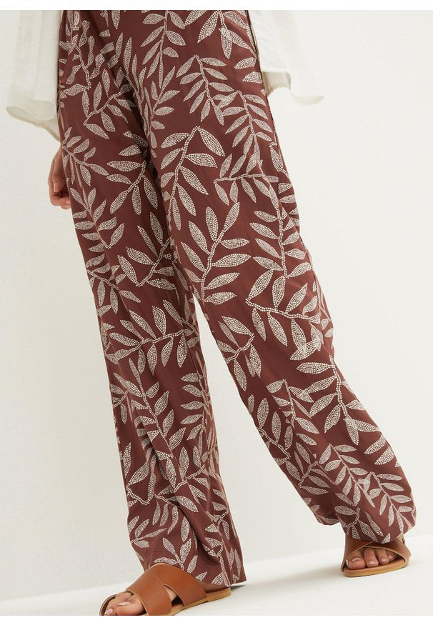 bonprix - Spodnie palazzo z nadrukiem. Kolor: brązowy. Wzór: nadruk. Styl: elegancki