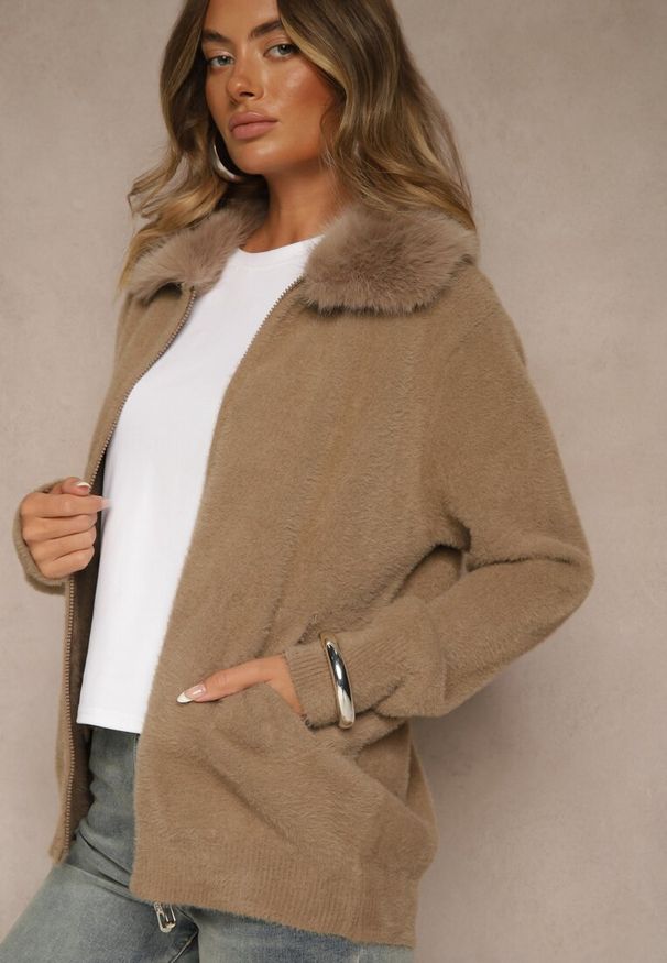 Renee - Ciemnobeżowy Zasuwany Kardigan z Wełną z Futerkowym Kołnierzem Asiste. Okazja: na co dzień. Kolor: beżowy. Materiał: wełna. Wzór: aplikacja. Styl: casual
