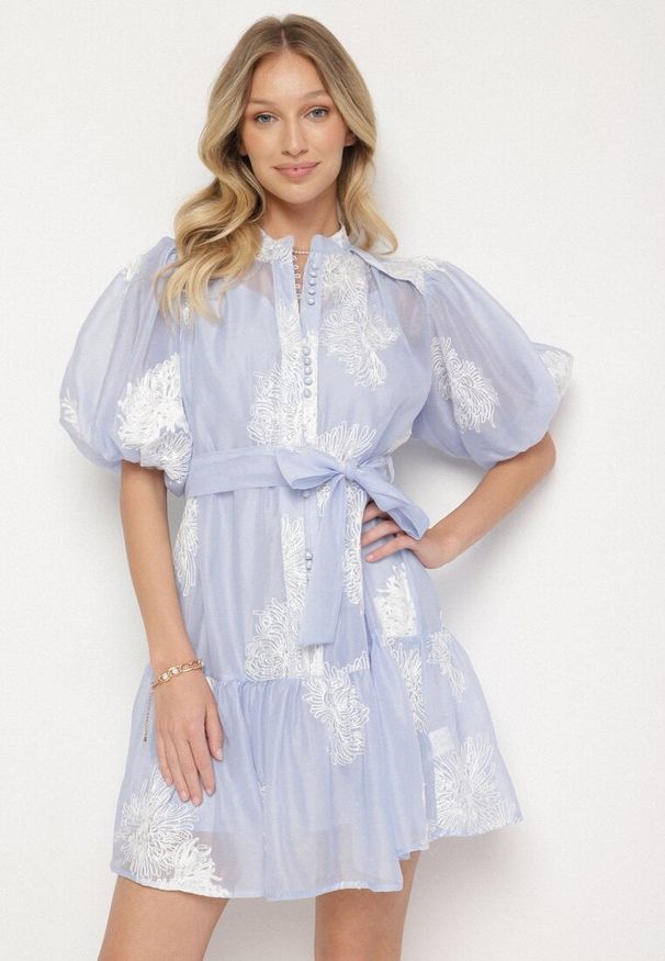 Born2be - Jasnoniebieska Koszulowa Przezroczysta Sukienka z Bawełną Haftami i Paskiem Lirulira. Okazja: na co dzień. Kolor: niebieski. Materiał: bawełna. Wzór: haft. Sezon: lato. Typ sukienki: koszulowe. Styl: casual, elegancki