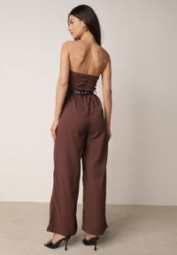 Born2be - Brązowy Elegancki Kombinezon VICES Bez Rękawów z Falbankami i Paskiem Apethia. Okazja: na co dzień. Kolor: brązowy. Materiał: materiał, tkanina. Długość rękawa: bez rękawów. Długość: długie. Wzór: gładki. Sezon: lato. Styl: elegancki #2