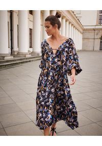 BY CABO - Sukienka Mykonos ze wzorem paisley. Kolor: niebieski. Materiał: wiskoza. Wzór: paisley. Sezon: jesień. Typ sukienki: oversize. Styl: boho #1