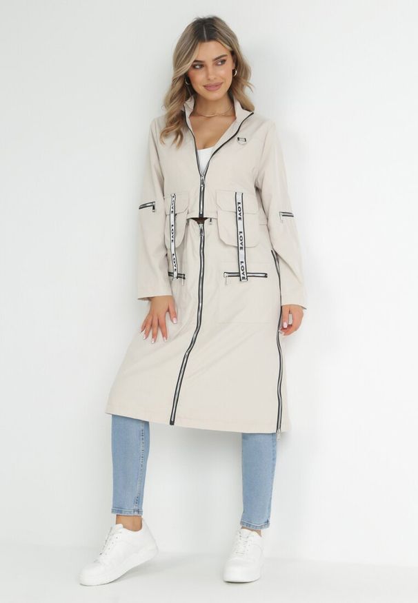Born2be - Beżowy Płaszcz z Regulowaną Długością i Taśmami z Napisem Emmilou. Kolor: beżowy. Wzór: napisy. Sezon: wiosna, jesień