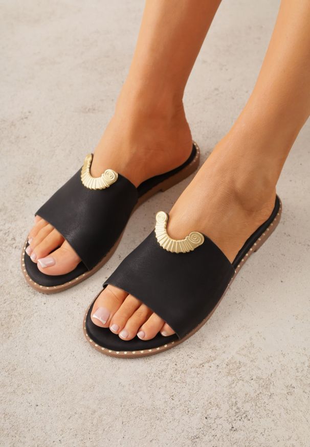 Renee - Czarne Klapki VICES Ozdobione Wycięciami i Metaliczną Aplikacją Genereida. Kolor: czarny. Wzór: aplikacja