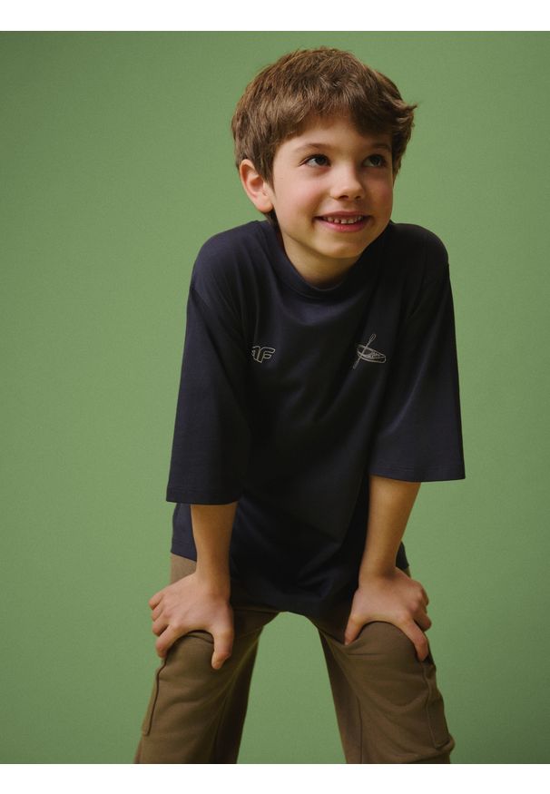 4f - 4F T-shirt loose z nadrukiem chłopięcy - szary 146/152 (10-12 lat). Okazja: na co dzień. Kolor: szary. Materiał: dzianina, bawełna. Wzór: nadruk. Sezon: lato. Styl: casual