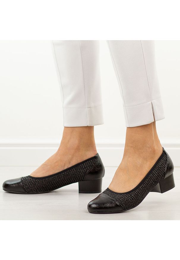 Czarne półbuty damskie na obcasie M.Daszyński Sa200-16. Okazja: na co dzień, na spotkanie biznesowe. Kolor: czarny. Materiał: skóra. Szerokość cholewki: normalna. Sezon: wiosna, jesień, lato. Obcas: na obcasie. Styl: biznesowy, elegancki, casual, klasyczny, wizytowy. Wysokość obcasa: niski