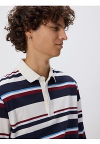 Reserved - Koszulka polo comfort w paski - bordowy. Typ kołnierza: polo. Kolor: czerwony. Materiał: dzianina, bawełna. Wzór: paski