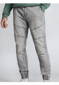 Sinsay - Jeansy jogger z efektem sprania - kremowy. Kolor: kremowy #1