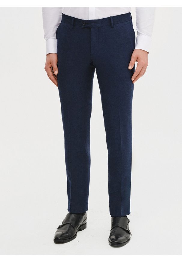 Pako Lorente - PAKO LORENTE - Granatowe spodnie ganiturowe z lnem. Kolor: niebieski. Materiał: len. Wzór: gładki. Sezon: wiosna, lato