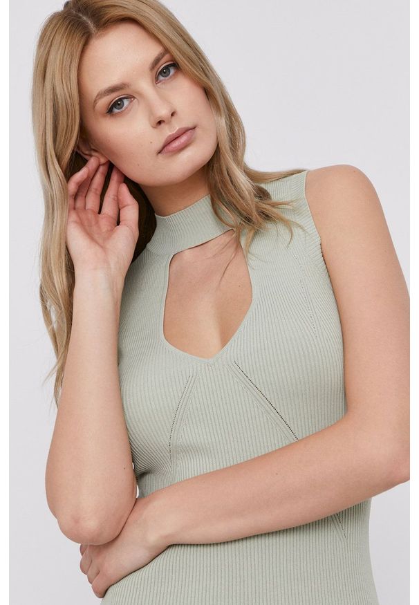 Guess Sukienka kolor zielony mini dopasowana. Kolor: zielony. Materiał: dzianina. Wzór: gładki. Typ sukienki: dopasowane. Długość: mini