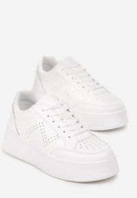 Renee - Białe Sneakersy z Perforacją na Platformie Treresa. Kolor: biały. Obcas: na platformie #5