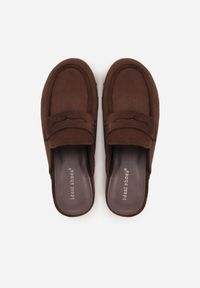 Renee - Brązowe Klapki Drewniaki o Fasonie Loafersów z Ozdobnymi Nitami Sargita. Okazja: na co dzień. Kolor: brązowy. Materiał: skóra. Wzór: haft. Styl: casual, elegancki #6