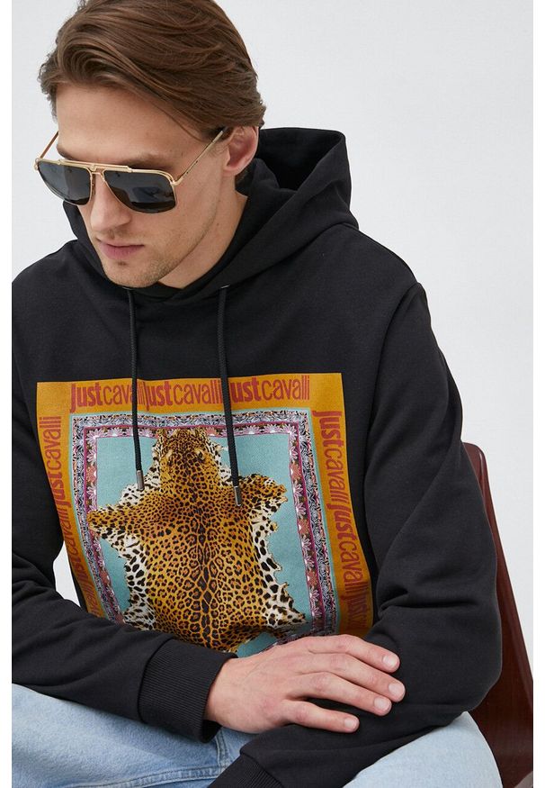 Just Cavalli bluza męska kolor czarny z kapturem z nadrukiem. Typ kołnierza: kaptur. Kolor: czarny. Materiał: dzianina. Wzór: nadruk