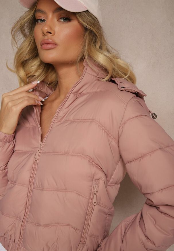 Renee - Ciemnoróżowa Kurtka z Odpinanym Kapturem Ozdobiona Pikowaniem Jolvesa. Okazja: na co dzień, na spacer. Kolor: różowy. Materiał: jeans. Wzór: aplikacja. Styl: casual, elegancki