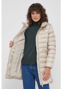 TOMMY HILFIGER - Tommy Hilfiger kurtka damska kolor beżowy przejściowa. Typ kołnierza: kaptur. Kolor: beżowy. Materiał: poliester #3