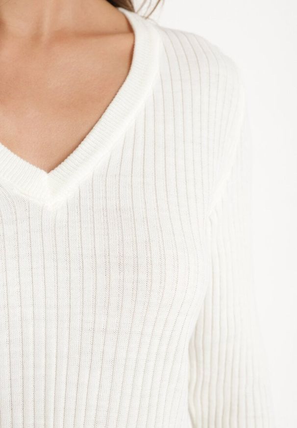 Born2be - Jasnobeżowy Sweter z Trójkątnym Dekoltem z Prążkowanej Dzianiny Derige. Okazja: na co dzień. Kolor: beżowy. Materiał: dzianina, prążkowany. Styl: casual
