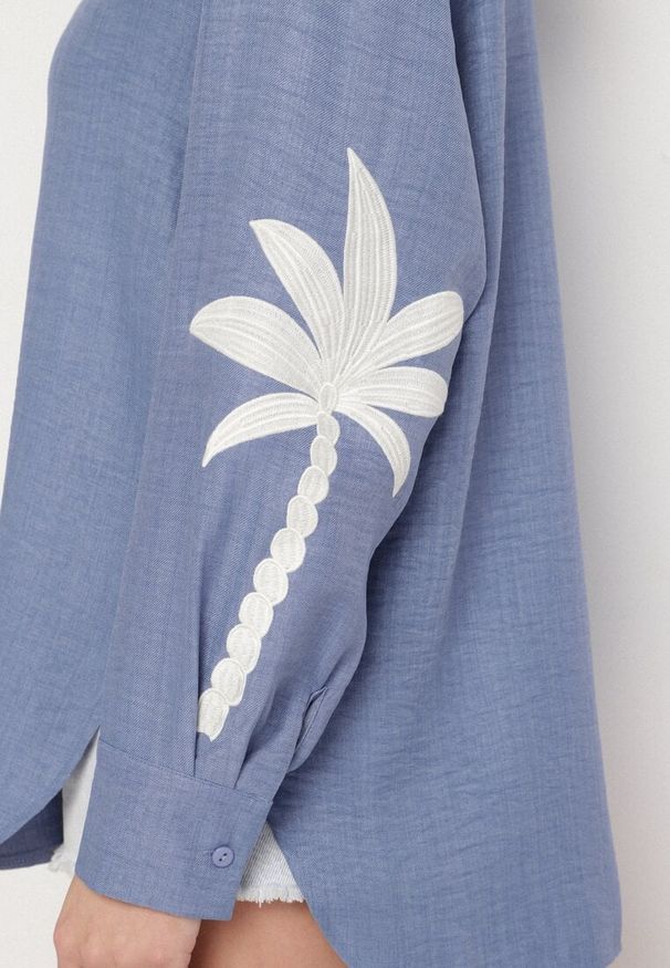 Born2be - Niebieska Koszula Ozdobiona Haftem na Rękawach Natiluna. Typ kołnierza: kołnierzyk klasyczny. Kolor: niebieski. Materiał: jeans. Wzór: aplikacja, haft. Styl: klasyczny