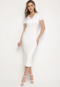 Born2be - Biała Sukienka Dopasowana Bodycon z Dekoltem w Serek Efricene. Okazja: na co dzień. Typ kołnierza: dekolt w serek. Kolor: biały. Materiał: jeans. Długość rękawa: krótki rękaw. Typ sukienki: bodycon. Styl: casual, klasyczny #1