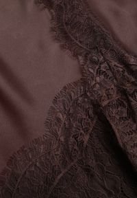 Born2be - Brązowa Spódnica z Satyny z Koronką i Rozcięciem na Nogę Doritana. Okazja: na co dzień, na spotkanie biznesowe. Kolor: brązowy. Materiał: satyna, koronka. Wzór: koronka. Styl: casual, biznesowy, elegancki #2