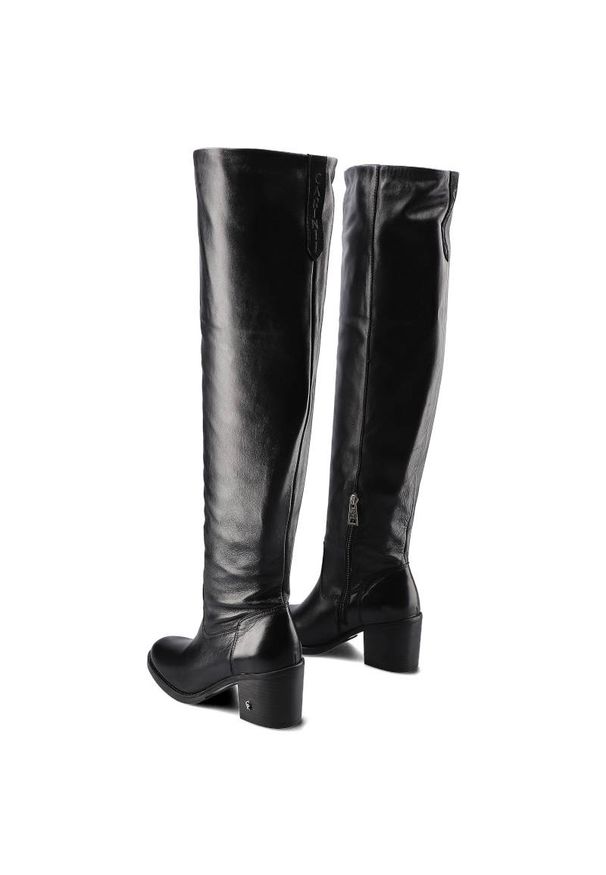 Czarne Kozaki Carinii Damskie Eleganckie Obuwie. Okazja: do pracy, na randkę, na spotkanie biznesowe. Kolor: czarny. Szerokość cholewki: normalna. Wzór: jednolity. Materiał: skóra, dzianina. Sezon: jesień, zima. Obcas: na obcasie. Styl: elegancki. Wysokość obcasa: średni