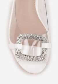 Born2be - Białe Transparentne Sandały VICES na Obcasie z Klamerką z Cyrkoniami na Nosku Penriane. Okazja: na co dzień. Kolor: biały. Materiał: jeans, satyna. Wzór: aplikacja. Obcas: na obcasie. Styl: glamour, casual, elegancki. Wysokość obcasa: średni #8