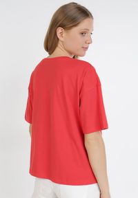 Born2be - Czerwony T-shirt Evales. Okazja: na co dzień. Kolor: czerwony. Materiał: bawełna. Długość rękawa: krótki rękaw. Długość: krótkie. Wzór: jednolity. Styl: casual #4