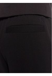 Calvin Klein Jeans Spodnie dresowe J30J322482 Czarny Regular Fit. Kolor: czarny. Materiał: syntetyk, bawełna