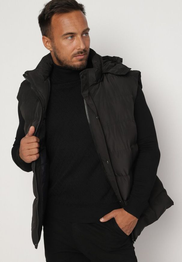 Born2be - Czarna Pikowana Kamizelka z Zapięciem na Suwak i Napy oraz Odpinanym Kapturem Hannde. Kolor: czarny
