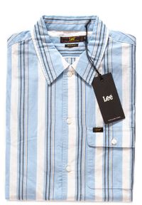 Lee - KOSZULA MĘSKA KRÓTKI RĘKAW RĘKAW LEE BUTTON DOWN VARIATION SKY BLUE L66LUGLM 112116569. Typ kołnierza: button down. Długość rękawa: krótki rękaw. Długość: krótkie. Wzór: paski