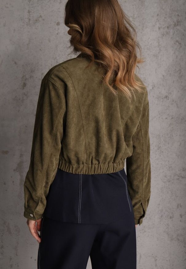 Renee - Zielona Kurtka Utility Cropped z Imitacji Zamszu z Suwakami i Paskiem w Talii Gleania. Kolor: zielony. Materiał: zamsz. Wzór: aplikacja. Styl: rockowy