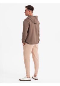 Ombre Clothing - Lekka męska kurtka z łączonych materiałów z kapturem i ozdobnym pikowaniem – jasnobrązowa V2 OM-JANP-0160 - XXL. Okazja: na co dzień. Typ kołnierza: kaptur. Kolor: brązowy. Materiał: materiał. Wzór: aplikacja. Styl: casual #9