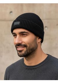 Sinsay - Prążkowana czapka beanie - czarny. Kolor: czarny. Materiał: prążkowany