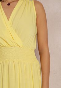 Renee - Żółta Sukienka Thesarpia. Kolor: żółty. Materiał: tkanina, wiskoza. Długość rękawa: na ramiączkach. Wzór: jednolity, gładki. Typ sukienki: kopertowe. Styl: klasyczny. Długość: maxi #5