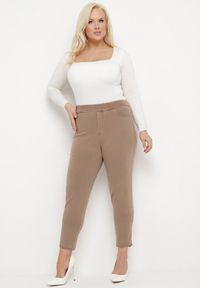 Born2be - Ciemnobeżowe Spodnie Jegginsy z Gumką w Pasie i Wysokim Stanem Marnias. Stan: podwyższony. Kolekcja: plus size. Kolor: beżowy. Styl: elegancki