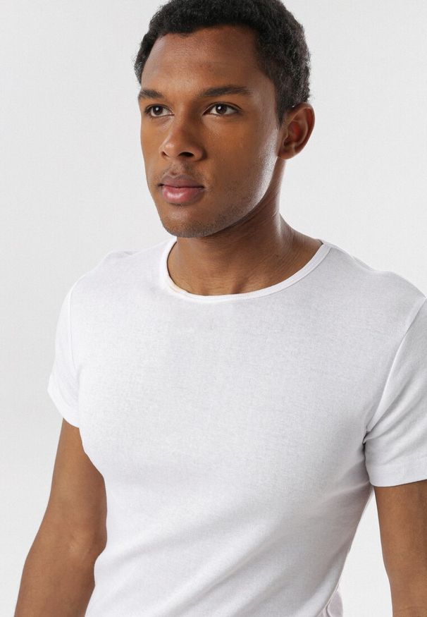 Born2be - Biała Koszulka Leuthoe. Kolor: biały. Materiał: dzianina. Długość rękawa: krótki rękaw. Długość: krótkie. Styl: klasyczny