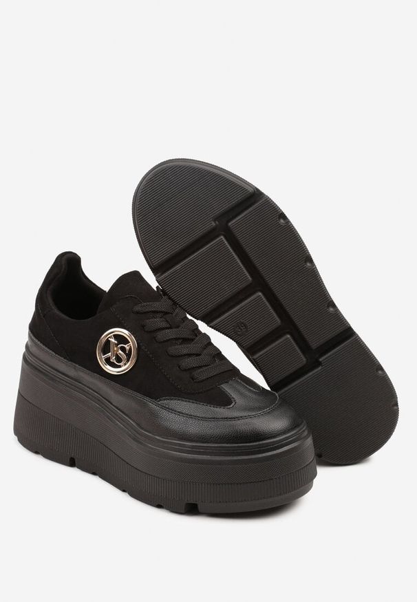Born2be - Czarne Sneakersy Vices na Platformie Zdobione Okrągłą Aplikacją Wodvire. Okazja: na spacer, na co dzień. Nosek buta: okrągły. Kolor: czarny. Materiał: jeans. Szerokość cholewki: normalna. Wzór: aplikacja. Obcas: na platformie. Sport: turystyka piesza