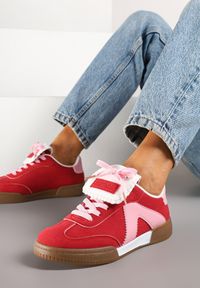 Born2be - Czerwono-Różowe Sneakersy Tenisówki z Ozdobnym Językiem Alaviela. Okazja: na co dzień. Kolor: czerwony. Materiał: jeans. Wzór: aplikacja #1