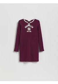 Reserved - Dzianinowa sukienka z nadrukiem - ciemnofioletowy. Kolor: fioletowy. Materiał: dzianina. Wzór: nadruk. Typ sukienki: proste