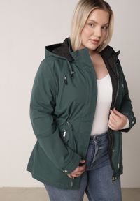Born2be - Ciemnozielona Dwustronna Kurtka Przejściowa w Stylu Parki z Kapturem Tidala. Okazja: na co dzień. Typ kołnierza: kaptur. Kolekcja: plus size. Kolor: zielony. Materiał: poliester, jeans, materiał. Wzór: aplikacja. Styl: casual, klasyczny #1
