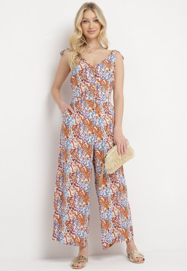 Born2be - Niebiesko-Brązowy Kombinezon z Długimi Nogawkami Wiązanymi Ramiączkami i Abstrakcyjnym Printem Izara. Okazja: na spacer, na imprezę, na co dzień. Kolor: niebieski. Materiał: wiskoza. Długość rękawa: na ramiączkach. Długość: długie. Wzór: nadruk. Sezon: lato. Styl: casual, elegancki