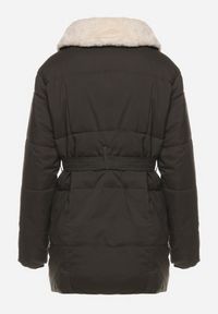 Born2be - Ciemnozielona Pikowana Kurtka z Futerkowym Kołnierzem i Wiązanym Paskiem Seratta. Okazja: na co dzień. Kolor: zielony. Materiał: jeans. Styl: casual, elegancki #7