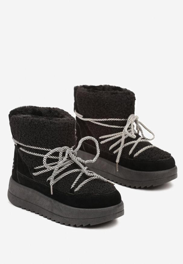Renee - Czarne Niezapinane Śniegowce na Niskiej Platformie z Futerkiem i Sznurowaniem Avalisande. Zapięcie: sznurówki. Kolor: czarny. Materiał: futro. Szerokość cholewki: normalna. Sezon: zima. Obcas: na platformie