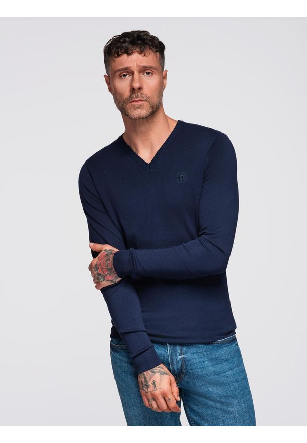 Ombre Clothing - Elegancki sweter męski BASIC V-neck z wiskozą - granatowy V22 OM-SWBS-0107 - Rozmiar: M. Okazja: na co dzień, do pracy. Typ kołnierza: dekolt w serek. Kolor: niebieski. Materiał: wiskoza. Wzór: haft. Styl: elegancki