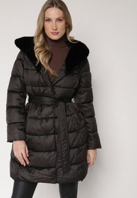 Born2be - Czarna Długa Kurtka Ozdobiona Pikowaniem z Nieodpinanym Kapturem i Paskiem Lidaveia. Okazja: na co dzień. Kolor: czarny. Materiał: jeans. Długość: długie. Wzór: aplikacja. Styl: klasyczny, casual, elegancki #1